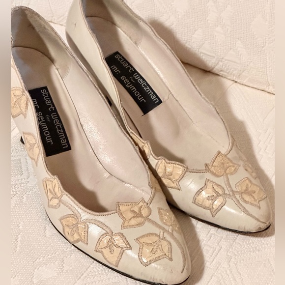 Stuart Weitzman Cream Lace Heel - Picture 2 of 3